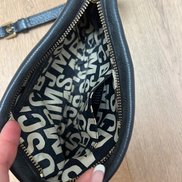 Marc Jacobs leather crossbody in black - Picture 6 of 9